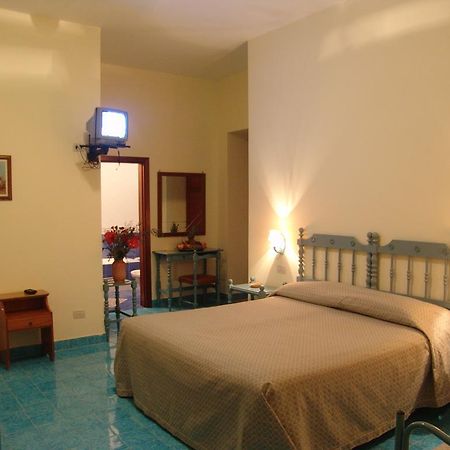 Hotel La Certosa มัสซาลูเบรนเซ ภายนอก รูปภาพ