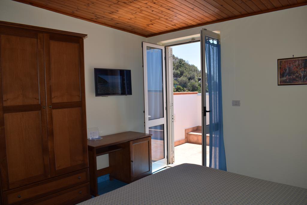 Hotel La Certosa มัสซาลูเบรนเซ ภายนอก รูปภาพ
